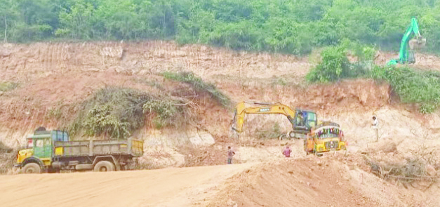 సూరంపూడి గట్టు సాగుదారులకు భూమి ఇవ్వాలి