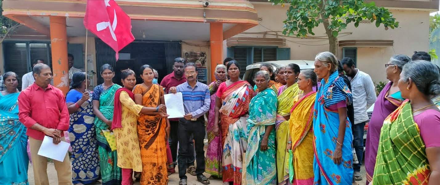 పట్టాలివ్వాలని గిరిజనుల ధర్నా