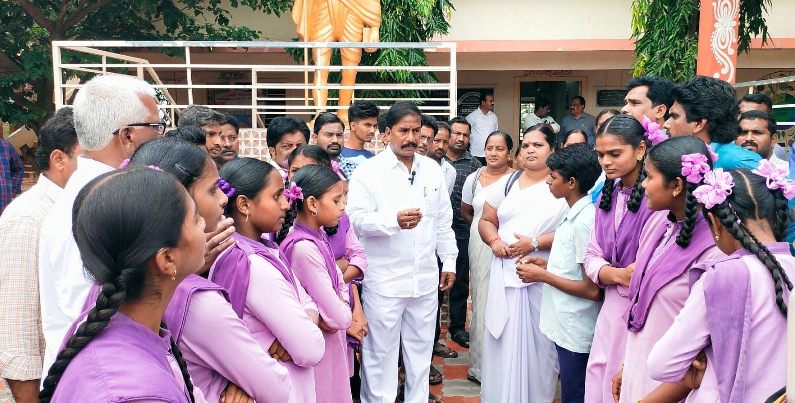 కెమికల్‌ ఫ్యాక్టరీ దుర్వాసనతో విద్యార్థులకు అస్వస్థత