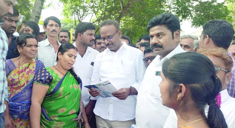   గాండ్లపెంట మండలంలో మహిళతో మాట్లాడుతున్న ఎమ్మెల్యే సిద్ధారెడ్డి