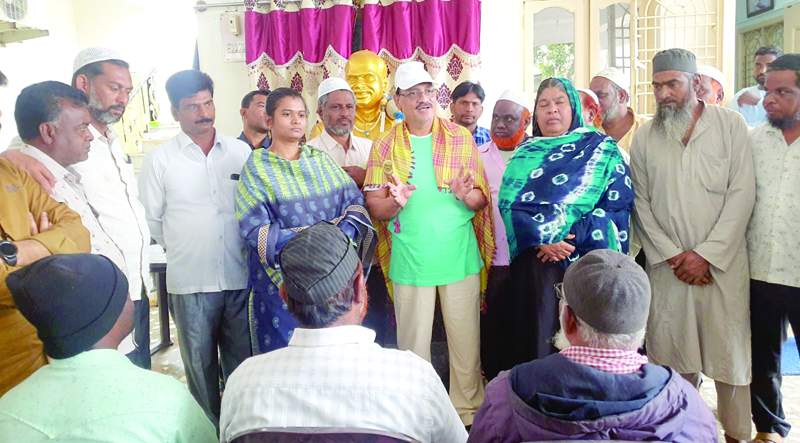    ఆటోనగర్‌ వాసులతో మాట్లాడుతున్న ఎమ్మెల్సీ ఇక్బాల్‌