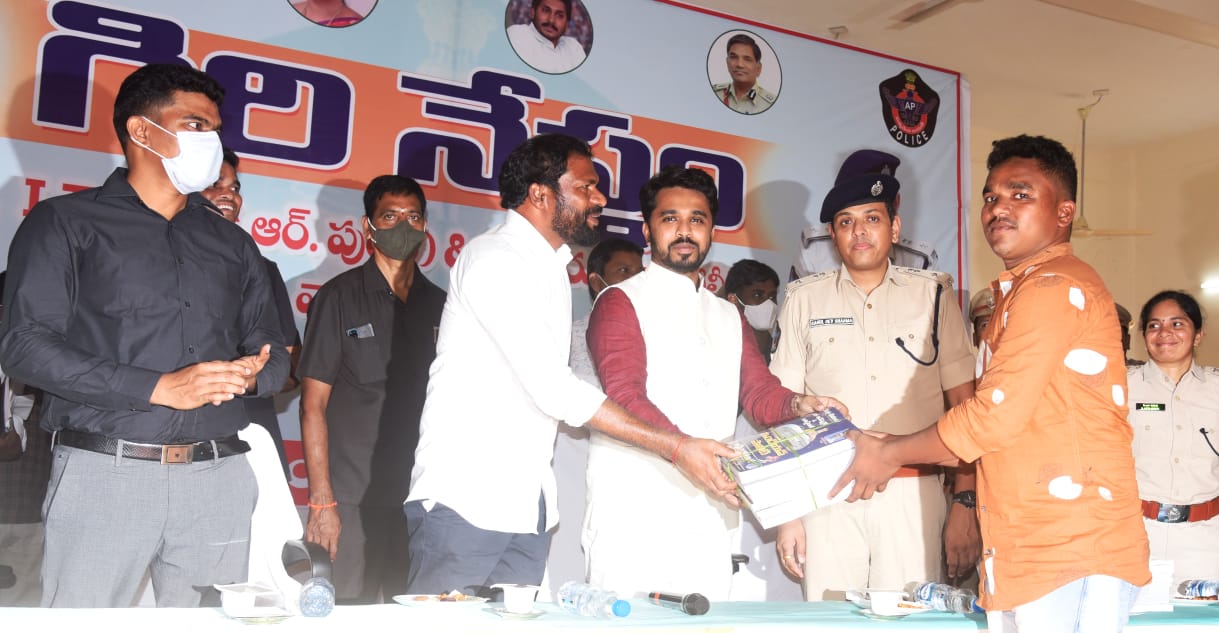 పట్టుదలతో శ్రమిస్తే విజయం : కలెక్టర్‌