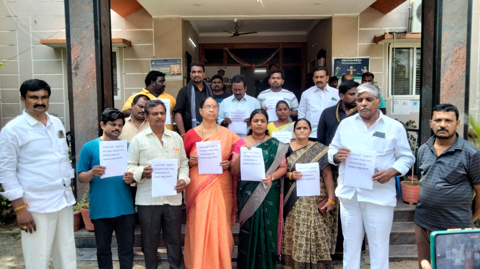 దాడి నిందితులను అరెస్టు చేయాలని టిడిపి నిరసన