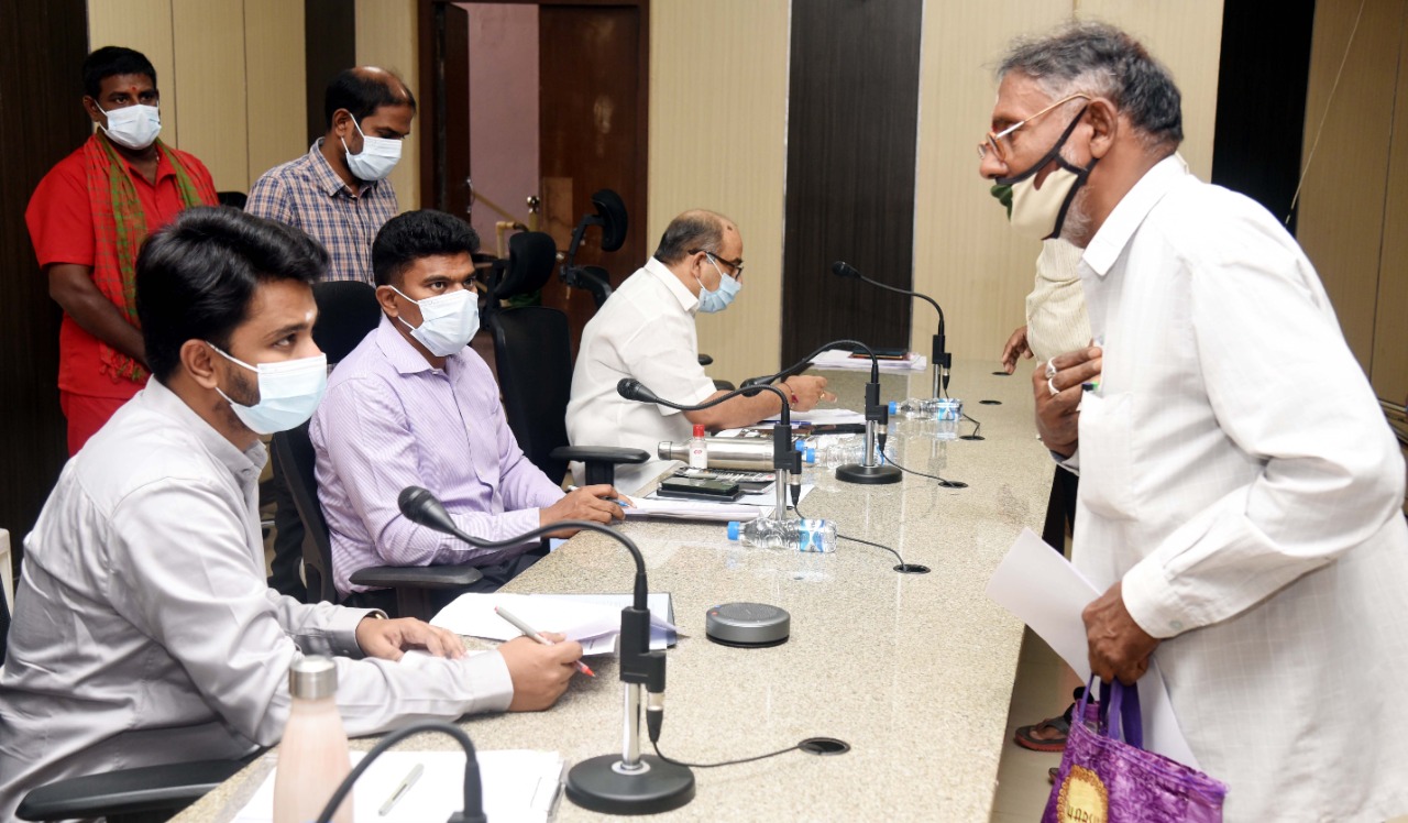 స్పందన అర్జీల పరిష్కారానికి తొలి ప్రాధాన్యత : కలెక్టర్‌