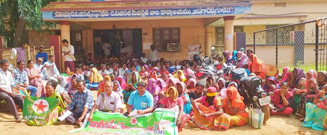 గిరిజనుల పోడుభూములకు పట్టాలివ్వాలి