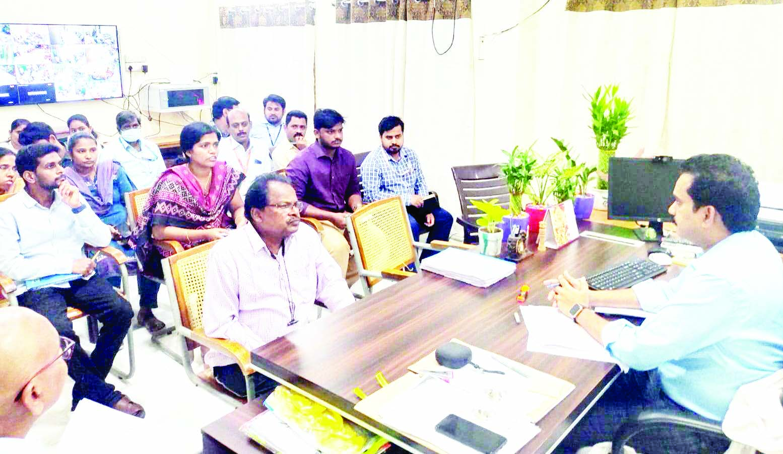 టిడ్కో లబ్ధిదారులకు రుణాలివ్వాలి  - ఏలూరు నగర్‌ కమిషనర్‌ షేక్‌ షాహిద్‌