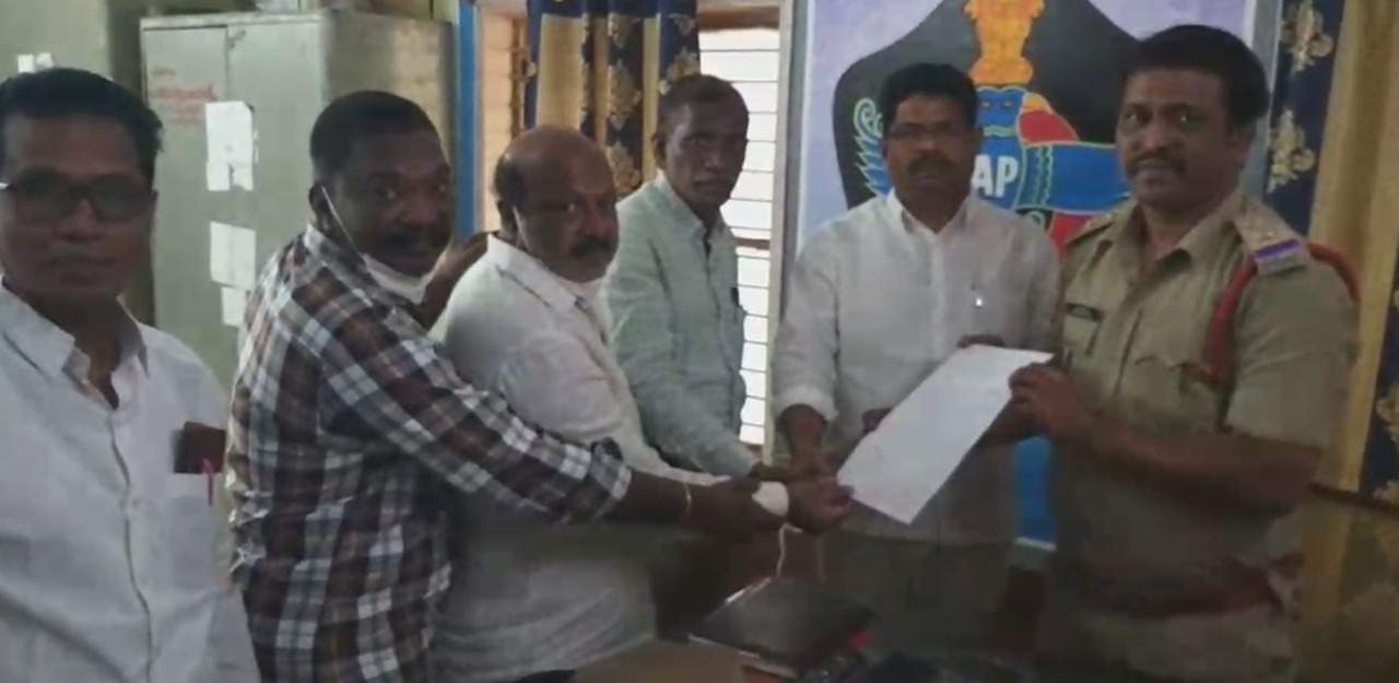 ఆదివాసీ ఉద్యోగులపై దాడులను అరికట్టాలని ధర్నా