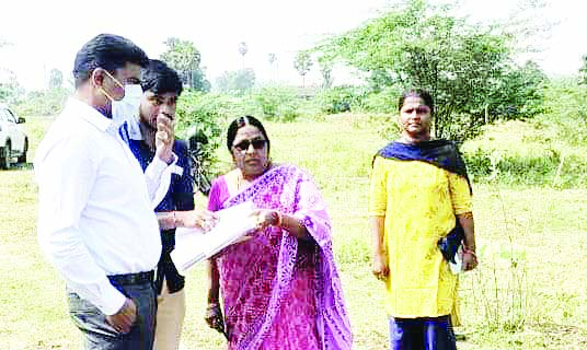 జగనన్న ఇళ్ల స్థలం పరిశీలన