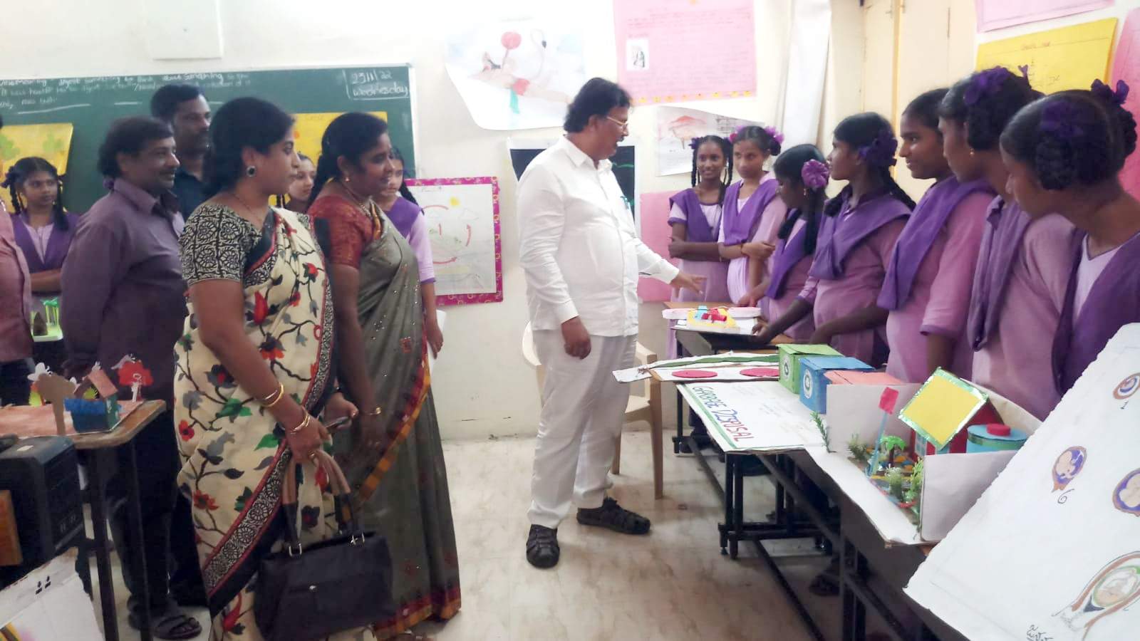 ప్రతి పాఠశాలలోనూ సైన్స్‌ ల్యాబ్‌ ఏర్పాటు చేయాలి : సాబ్జీ