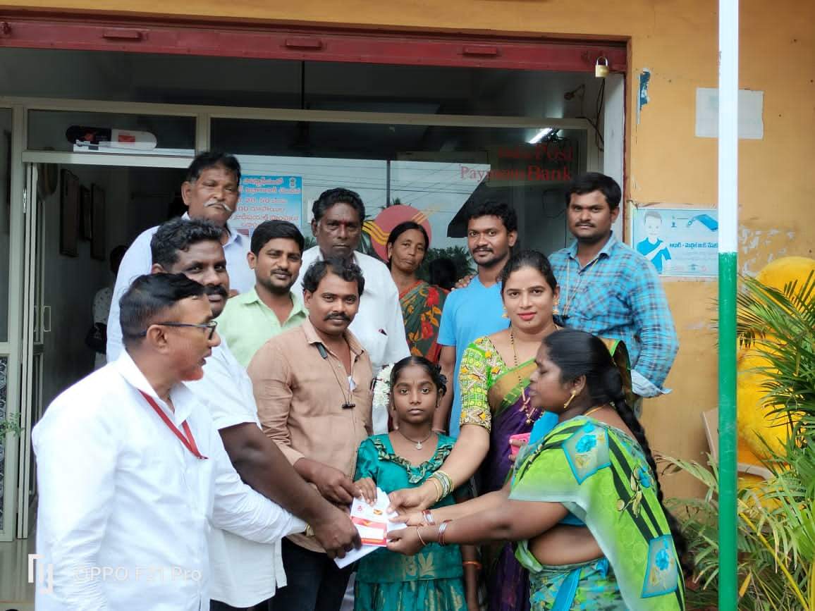 స్నేహితుడి కుటుంబానికి పూర్వవిద్యార్థుల సాయం