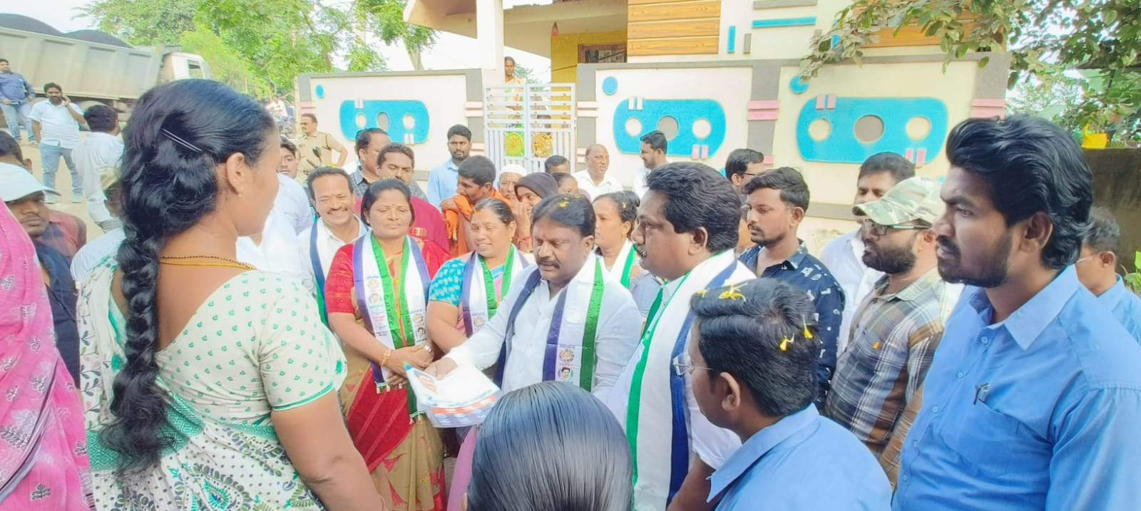 రోడ్డు, డ్రెయినేజీ సమస్య పరిష్కరించాలి