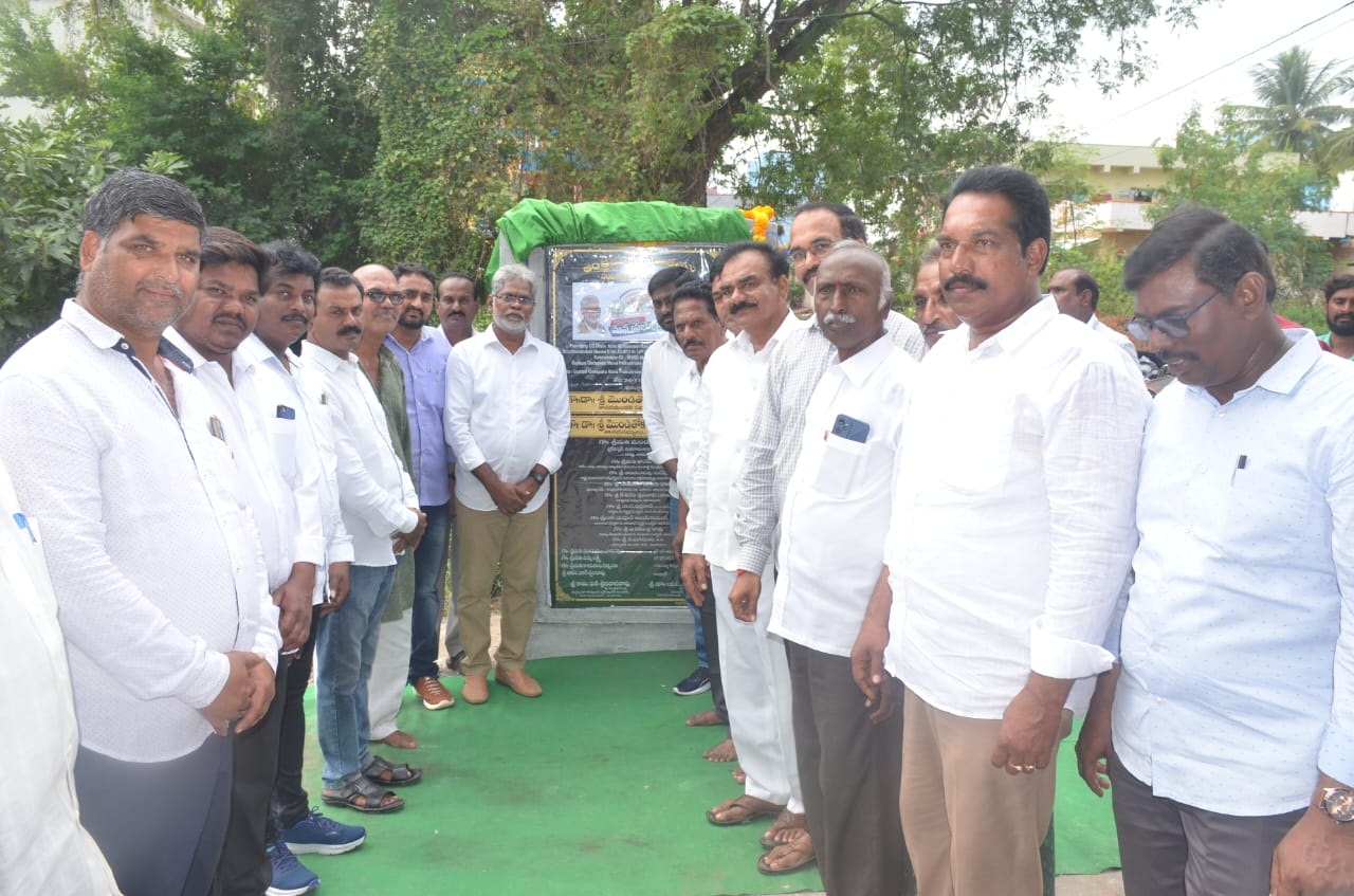 సిసి రోడ్డు నిర్మాణ పనులకు శంకుస్థాపన