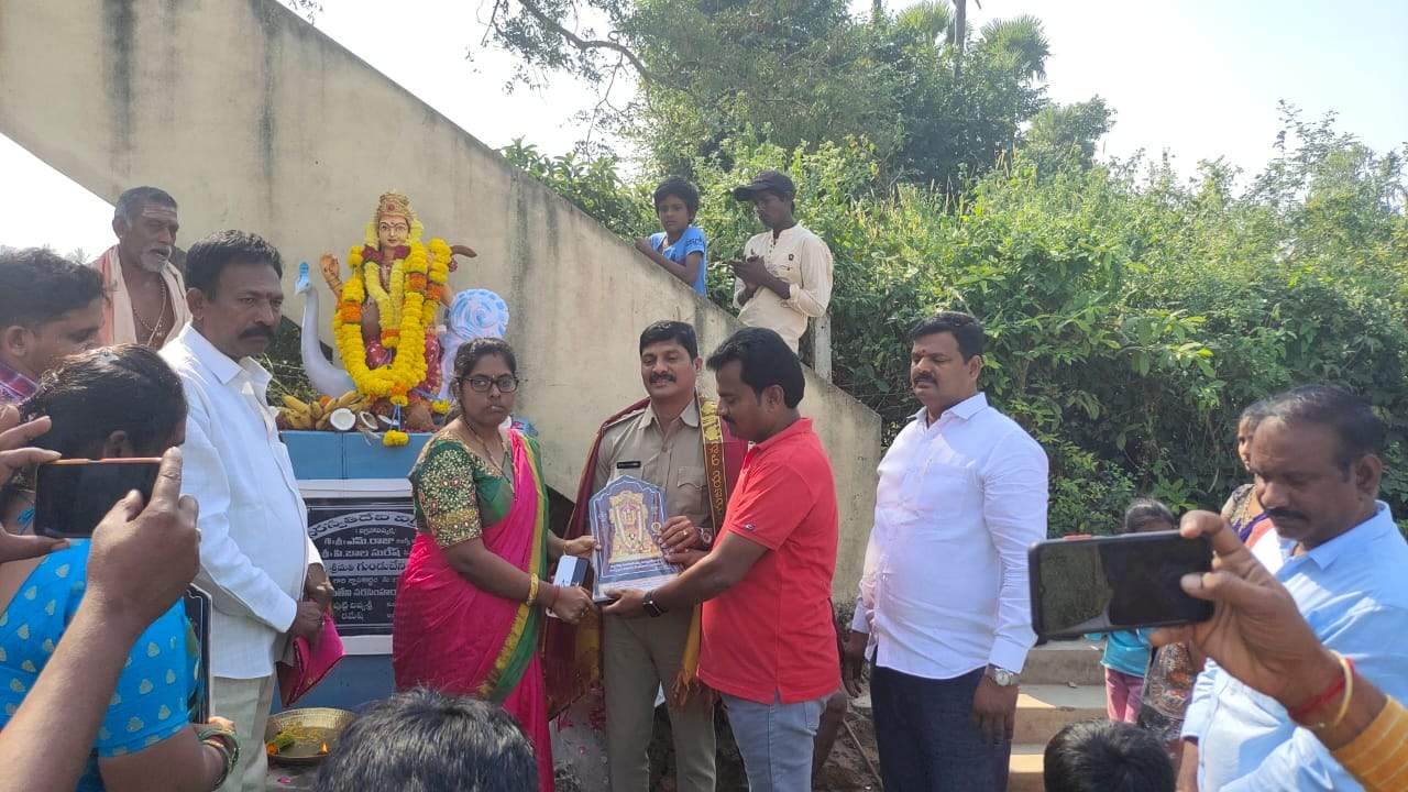 చదువులో రాణిస్తేనే భవిష్యత్‌ - సిఐ బాలసురేష్‌బాబు