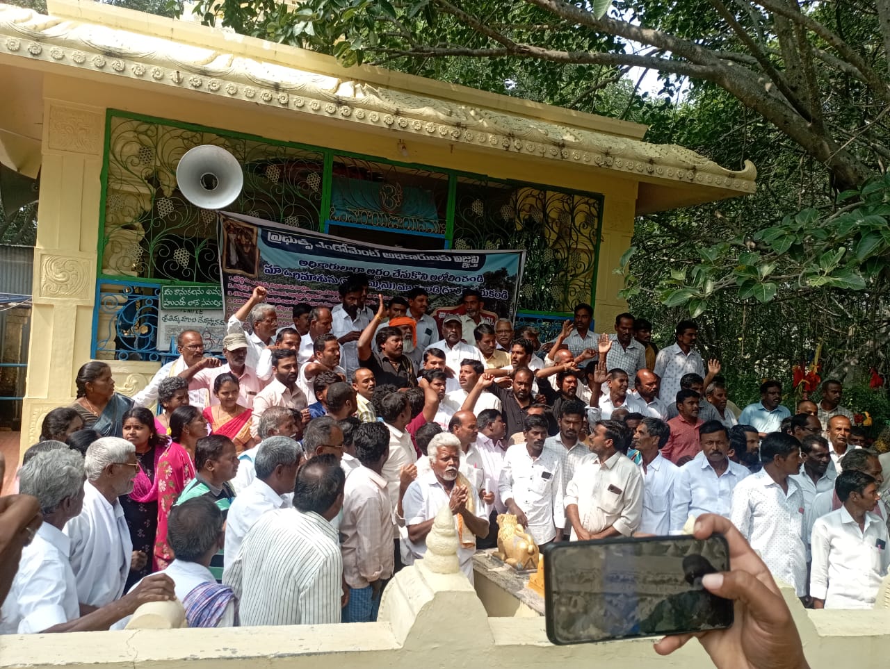 'తిమ్మమ్మ' ఆలయాన్ని ఇవ్వం