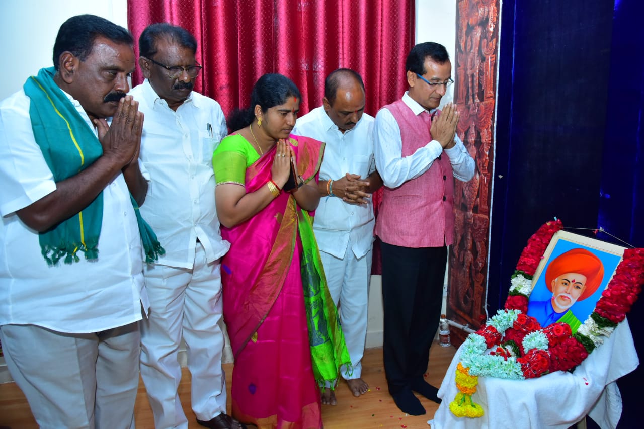 పూలే ఆశయాలు ఆదర్శనీయం