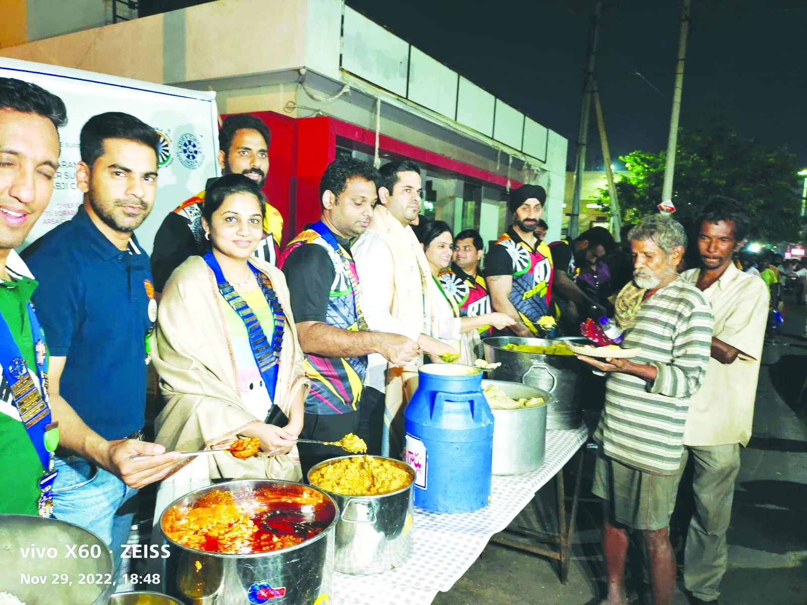 పేదలను అదుకునేందుకు ముందుకు రావాలి