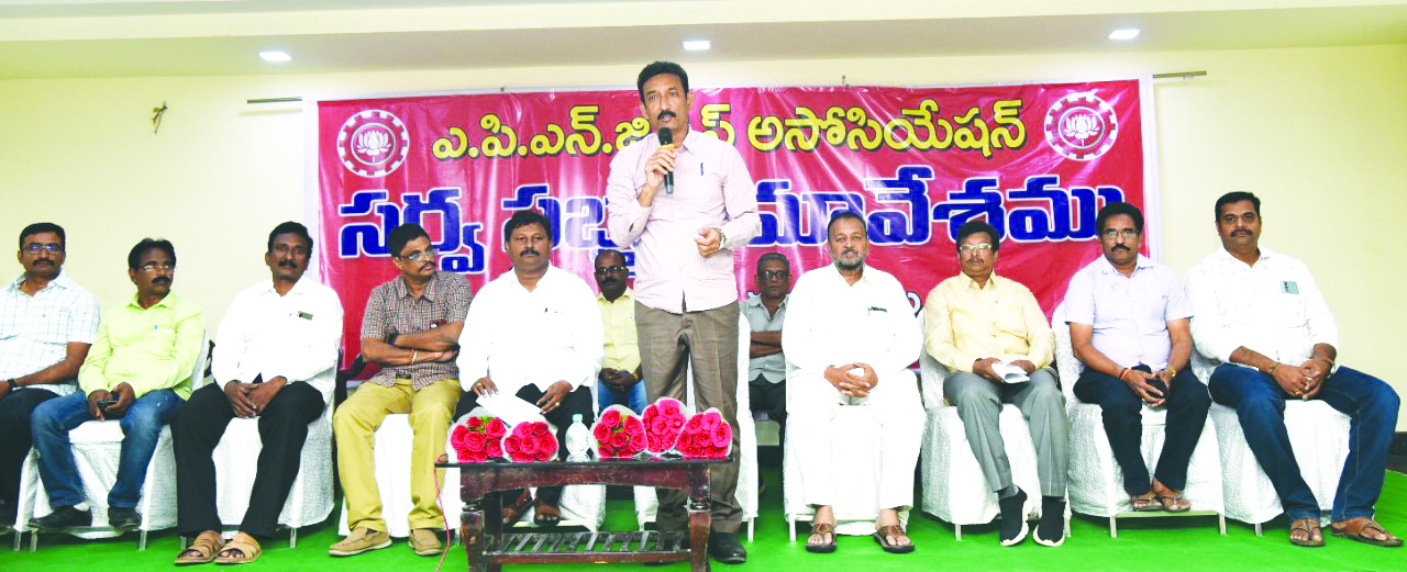 ఉద్యోగుల పట్ల చిన్నచూపు తగదు