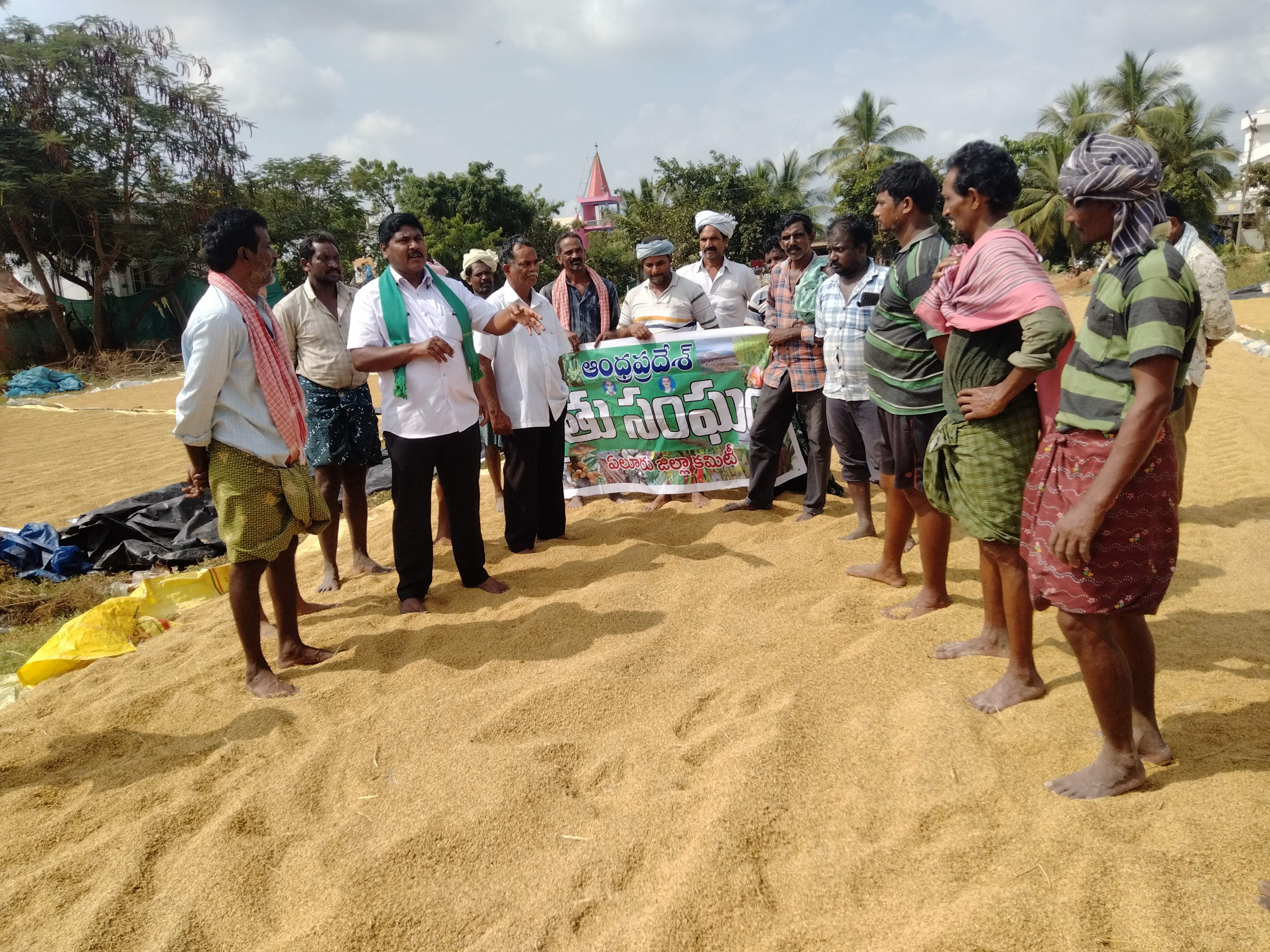 ధాన్యం కొనుగోలులో నిబంధనలు సడలించాలి