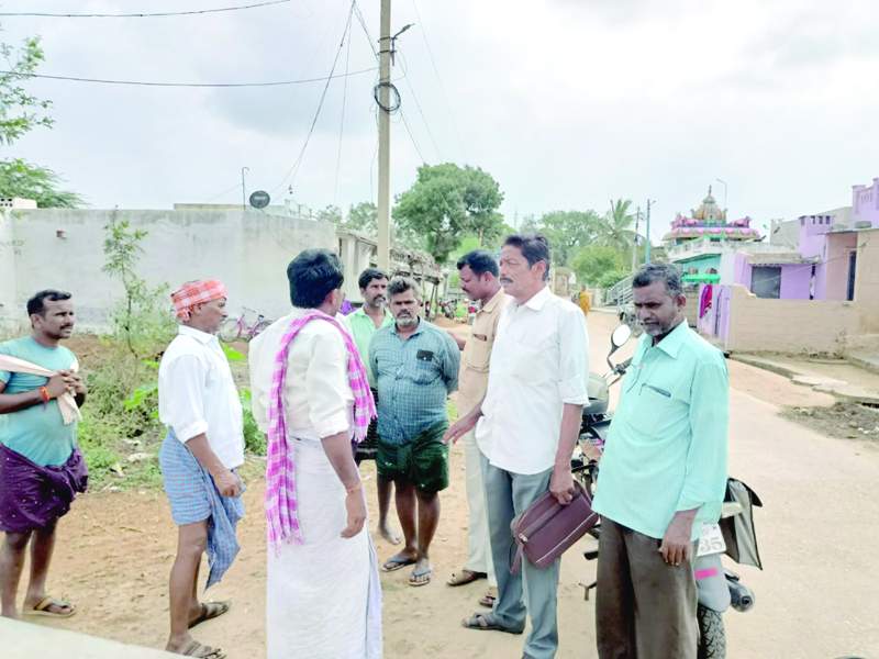 రైతుసంఘం, సిఐటియు నాయకులతో గోడు వెల్లబోసుకుంటున్న రైతులు