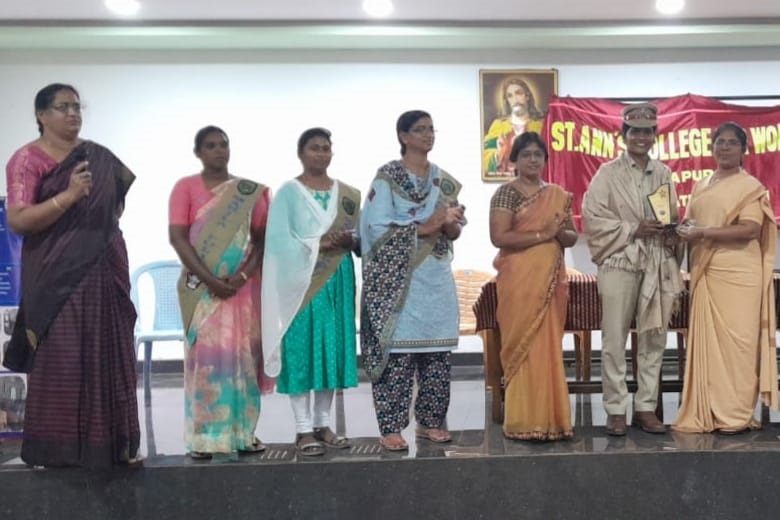 మహిళల రక్షణకు ధైర్యం అవసరం