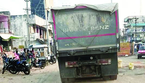 నెంబర్‌ ప్లేట్లు లేకుండా దర్జాగా తిరుగుతున్న లారీలు