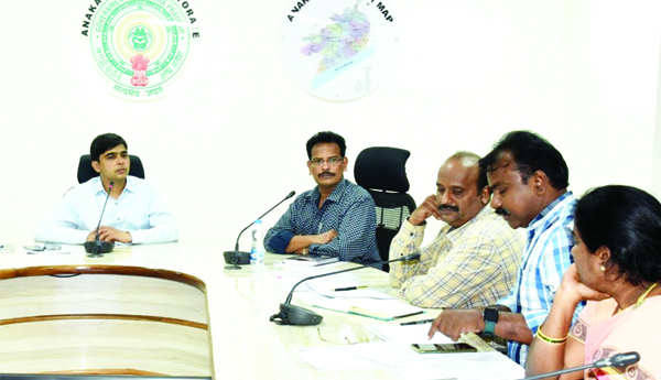 వివిధ శాఖల అధికారులతో కలెక్టర్‌ సమీక్ష