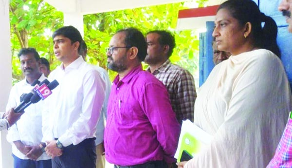 గ్రామ సచివాలయాల్లో కలెక్టర్‌ తనిఖీలు