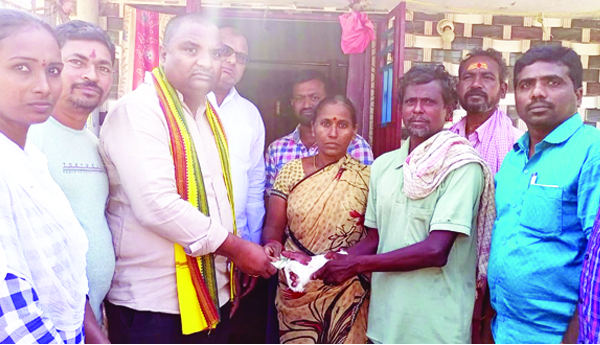 లెప్రసీ వ్యాధిగ్రాస్తునికి రూ.5వేలు ఆర్థిక సాయం