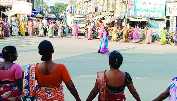 జన్నవరం హైస్కూల్‌ శానిటేషన్‌ వర్కర్‌ను విధుల్లోకి తీసుకోవాలని మానవహారం