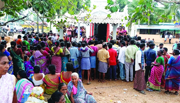 నేవీ నిర్వాసితుల వినూత్న నిరసన