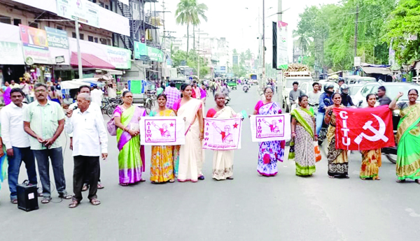 స్టీల్‌ప్లాంట్‌ కార్మికుల అరెస్టులకు నిరసనగా రాస్తారోకో
