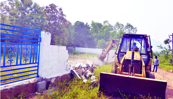 ప్రభుత్వ భూముల్లో అక్రమ కట్టడాలు తొలగింపు