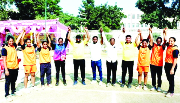 జాతీయస్థాయి టెన్నికాయిట్‌ పోటీల్లో మహిళా జట్టుకు బ్రాంజ్‌ మెడల్‌