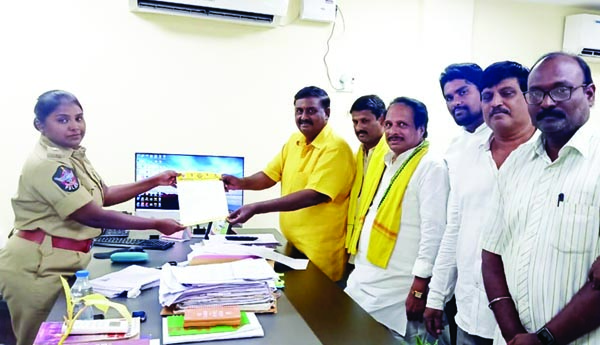 రాప్తాడు ఎమ్మెల్యే, ఆయన సోదరుడిపై ఎస్‌పికి ఫిర్యాదు