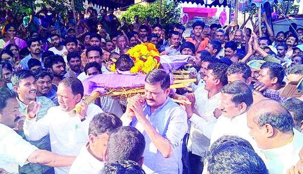 ట్రాక్టర్‌ తొట్టి తిరగబడి బుచ్చయ్యపేట సర్పంచ్‌ సూరిబాబు మృతి