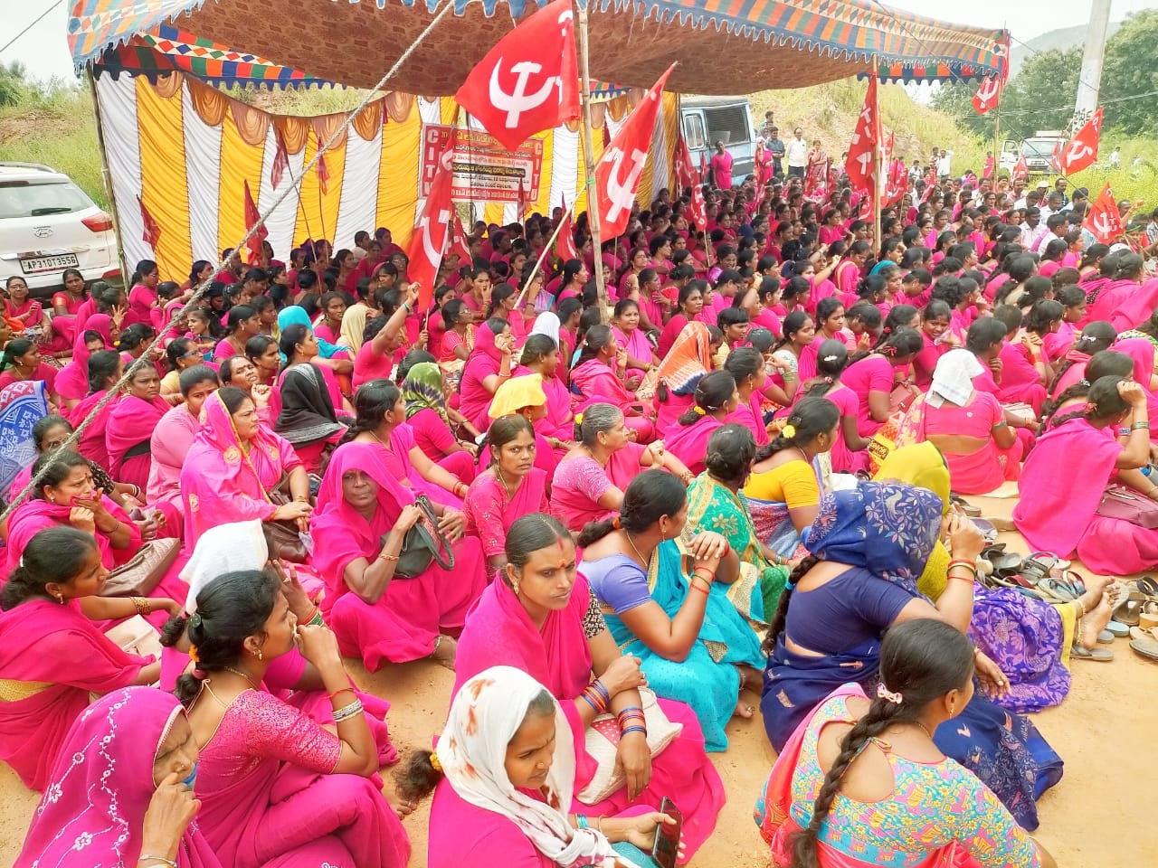  విఒఎల ధర్నాతో దద్దరిల్లిన కలెక్టరేట్‌