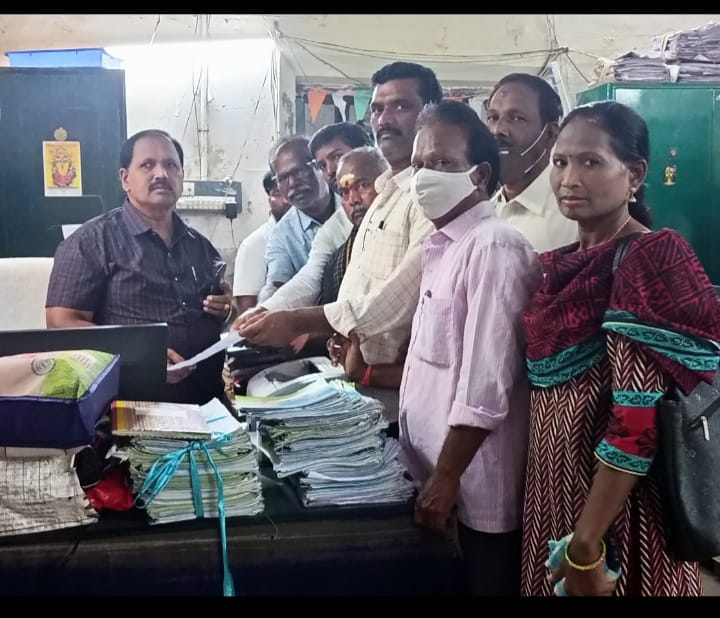 పని ఒత్తిడి తగ్గించాలని విఆర్‌ఒల వినతి