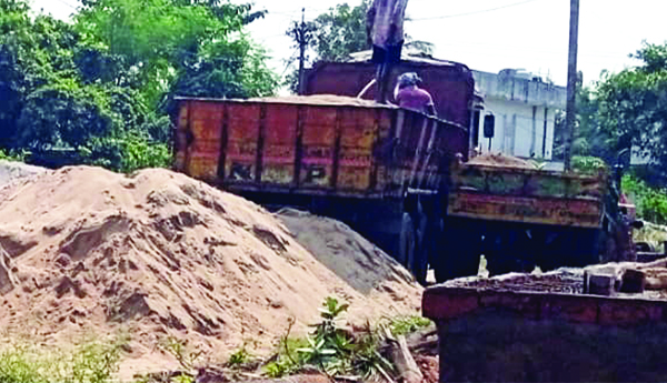 అడ్డదారుల్లో ఇసుక దందా