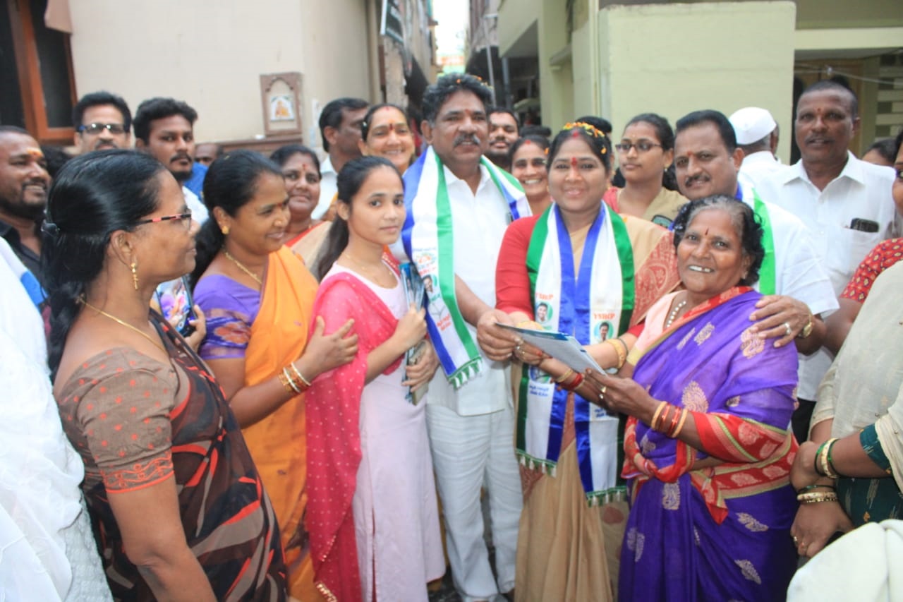  పదో వార్డులో గడపగడపకూ..