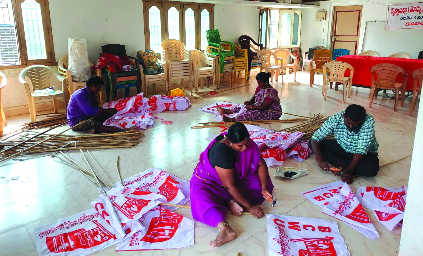 కేంద్ర, రాష్ట్ర ప్రభుత్వాల విధానాలతో భవన నిర్మాణ కార్మికులకు కష్టాలు !