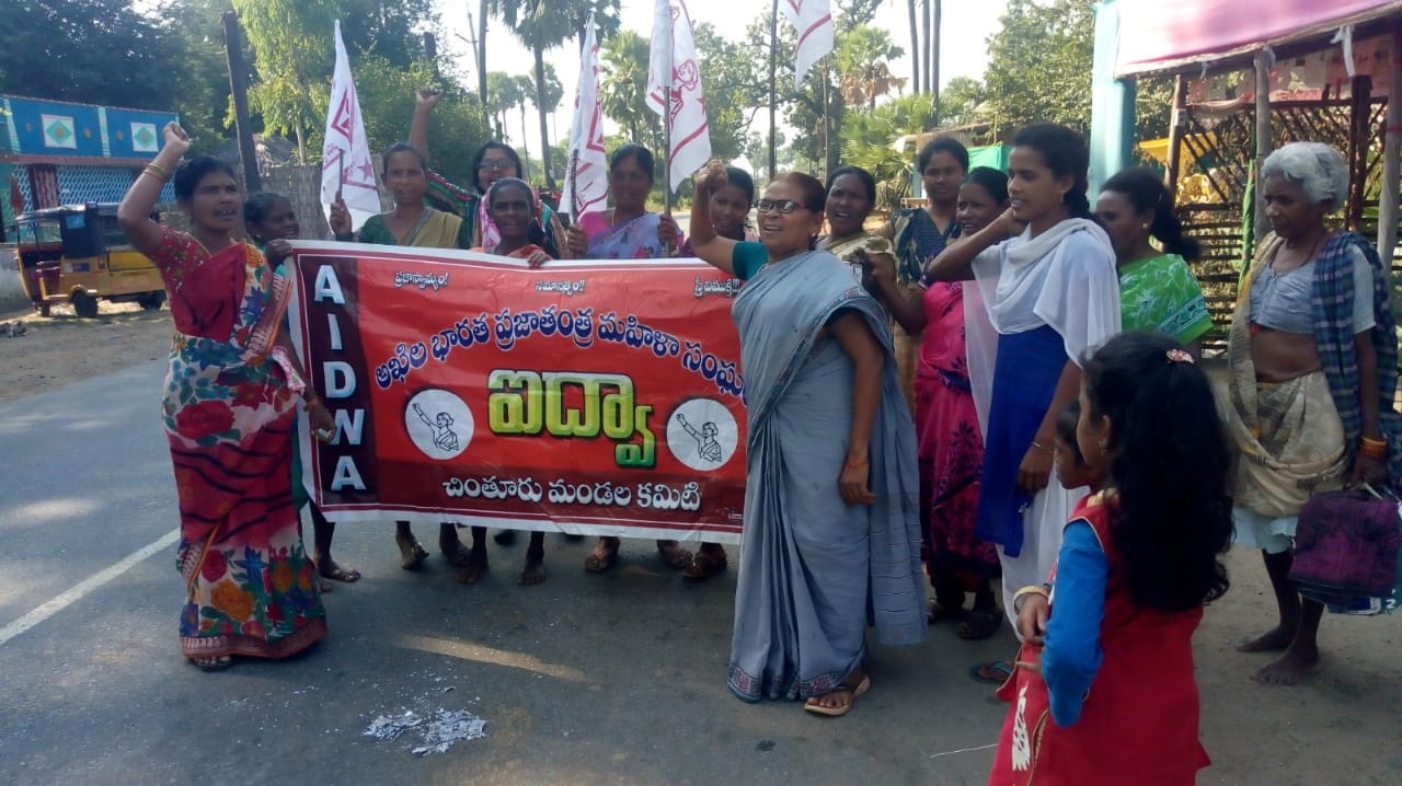 రాందేవ్‌బాబాపై క్రిమినల్‌ కేసు పెట్టాలి