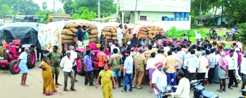 రోడ్డెక్కిన ధాన్యం రైతు