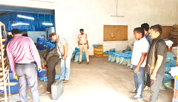 400 కేజీల జీడిపప్పుచోరీ