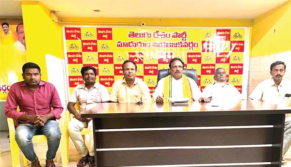 పేదలకు సొంత గృహాలు ఏవీ?