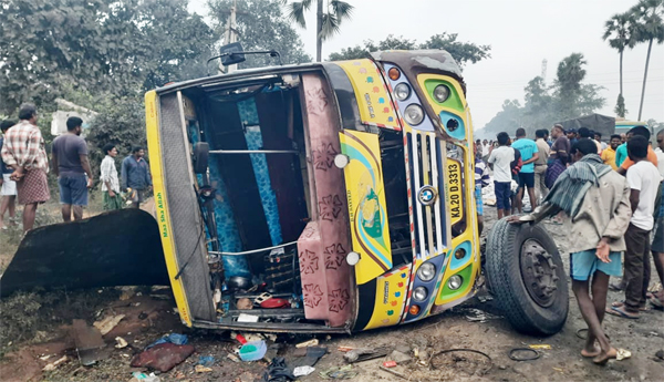 Lorry-loaded-with-fish-overturned-Driver-and-cleaner-injured