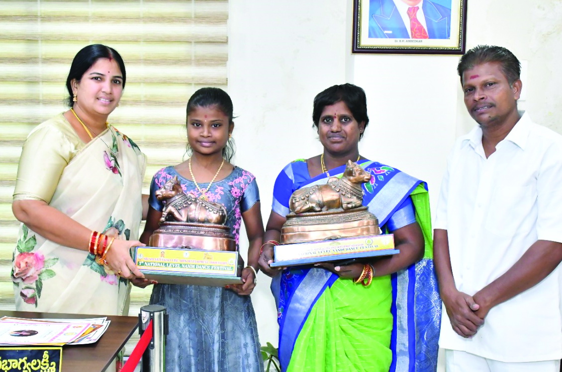 అవార్డు సాధించిన విద్యార్థినికి మేయర్‌ అభినందన