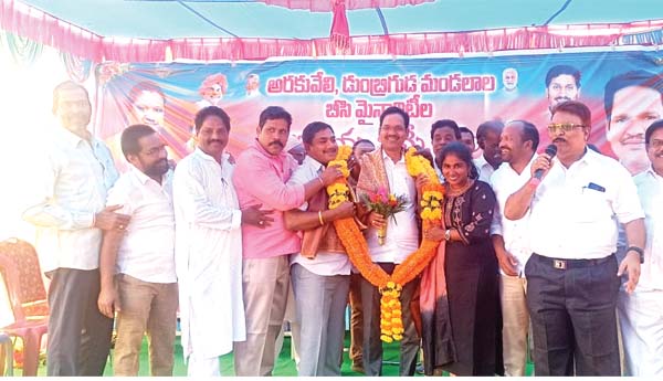 ఎమ్మెల్యే పాల్గుణకు బీసీ, మైనారిటీ సంఘం నేతలు సన్మానం