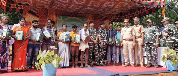 గిరిజనులకు సోలార్‌ లైట్లు అందజేత