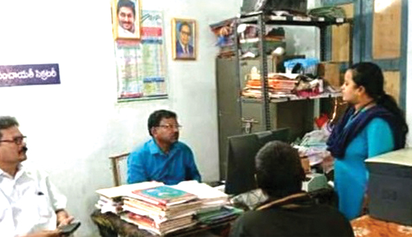 ప్రజలకు అందుబాటులో ఉండాలి