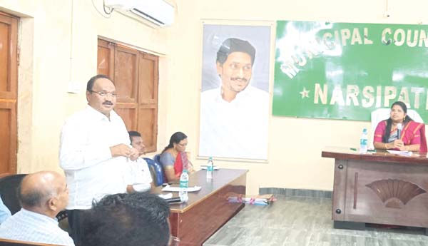 రసాభాసాగా మున్సిపల్‌ కౌన్సిల్‌ సమావేశం